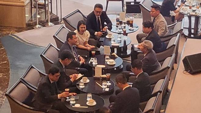 12일 오후 서울 소공동 롯데호텔에서 노태문 삼성전자 DX부문장 직무대행(사장)이 응우옌 쭝 찐 CMC 회장과 비공개 회동을 했다. 심성아 기자