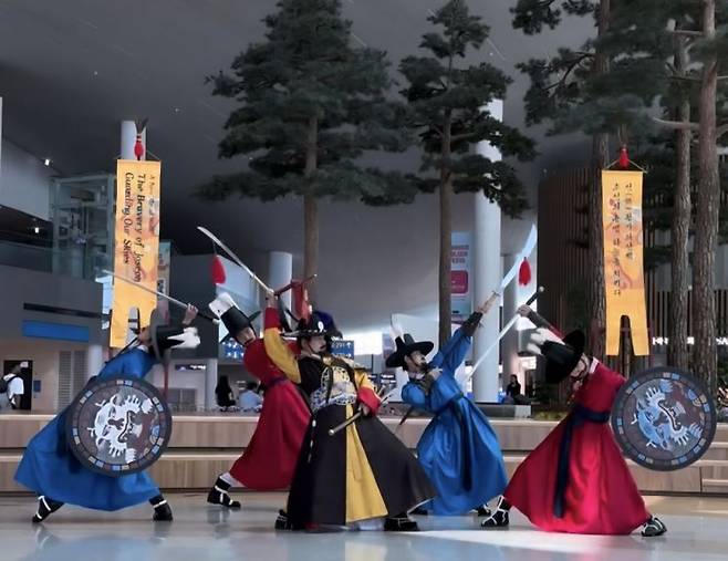 '왕가의 산책' 출연진인 무관들이 인천공항에서 사자보이즈 포즈를 선보이고 있다. 국가유산진흥원 한국전통문화센터 인스타그램 릴스 캡쳐