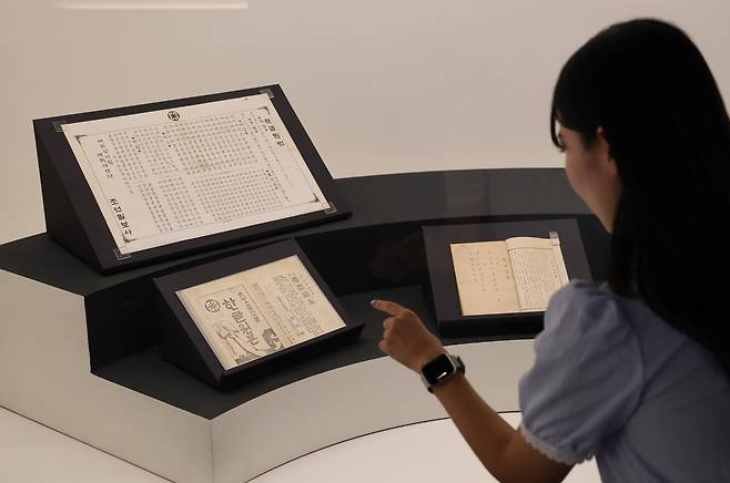 빛을 담은 항일유산 특별전 개막 하루 전인 11일 서울 중구 덕수궁 돈덕정에 조선일보에서 발간한 문자 보급 운동 교재 3종이 전시돼 있다. 이 교재들은 2011년 국가 등록 문화유산으로 지정됐다. 조선일보사는 최근 보유중인 이 교재들을 국가유산청에 대여했다./장경식 기자