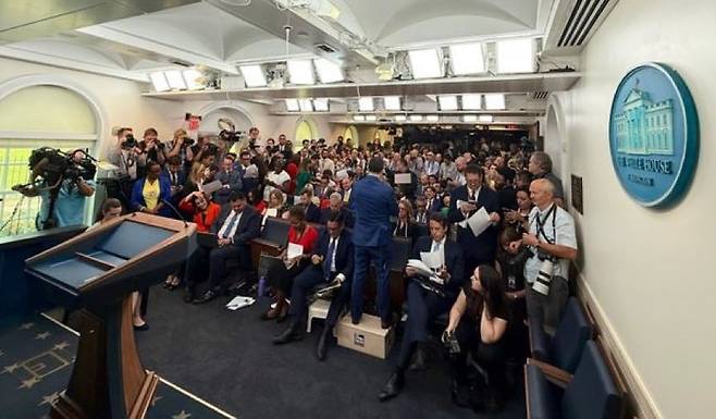 11일 도널드 트럼프 미국 대통령의 기자회견이 열린 백악관 브리핑룸에 취재진이 밀집해 있는 모습. /X(옛 트위터)