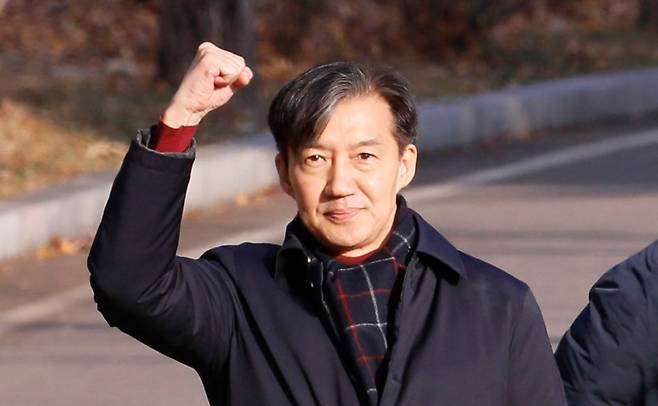 조국 전 조국혁신당 대표가 2024년 12월 16일 경기도 의왕시 서울구치소로 들어가 교도소로 들어가며 주먹을 불끈 쥐어보이고 있다./전기병 기자