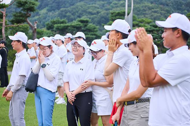 11일 용인 88 CC에 모인 발달 장애 골퍼들이 SKT 어댑티브 오픈 개회식에서 박수를 치고 있다. /SKT