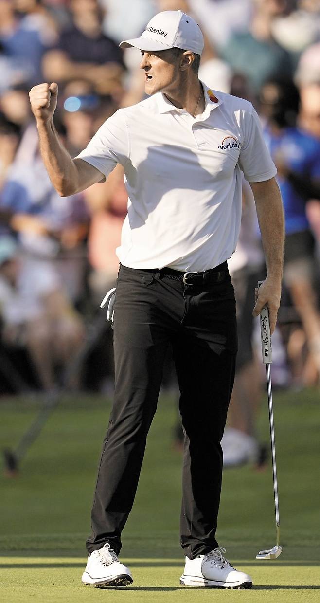 저스틴 로즈가 11일 PGA 투어 세인트주드 챔피언십 연장 3차전 승부 끝에 우승을 확정한 뒤 주먹을 불끈 쥐고 있다./AP 연합뉴스