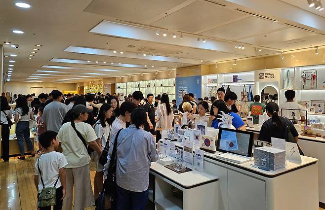 On Aug. 7, 2025, the gift shop at the National Museum of Korea in Yongsan District, Seoul, was crowded with people looking to purchase MU:DS, the museum’s modern reinterpretations of Korea’s cultural heritage./Park Yong-sun