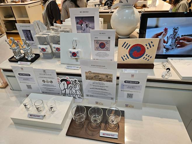 MU:DS items such as the Pensive Bodhisattva miniature and the Three Drunken Scholars color-changing glass set were sold out./Park Yong-sun