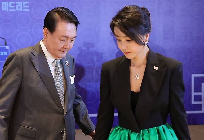 윤석열 전 대통령과 김건희 여사가 지난 2022년 6월 29일(현지시간) 스페인 마드리드의 한 호텔에서 열린 동포 초청 만찬간담회에 참석한 모습. 당시 김 여사가 착용한 목걸이가 반클리프 앤 아펠 제품으로 추정된다. /뉴스1