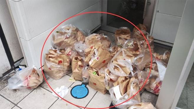 일본의 한 맥도날드 매장 앞에 버려진 햄버거들./ 온라인 갈무리
