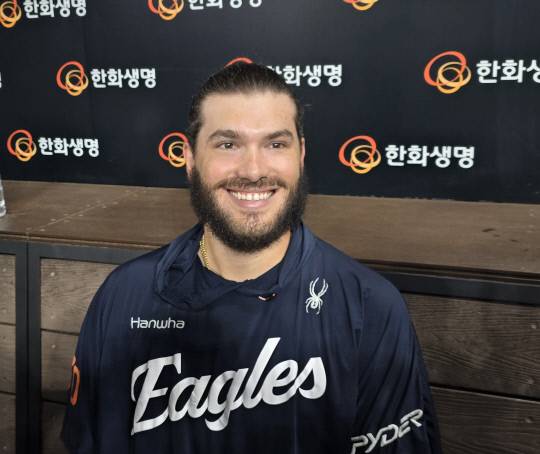 12일 대전한화생명볼파크에서 열린 2025 신한 SOL Bank KBO리그 롯데 자이언츠와의 주중 1차전에서 한화이글스 선발 코디 폰세가 시즌 200탈삼진을 달성하며 팀 승리를 이끈 뒤 취재진과 인터뷰하고 있다. 이성현 기자