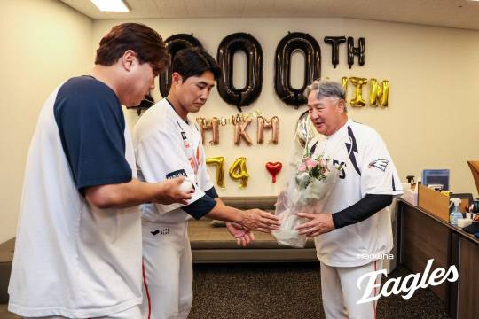 12일 대전한화생명볼파크에서 열린 2025 신한 SOL Bank KBO리그 롯데 자이언츠와의 주중 1차전에서 승리하며 통산 1000승을 달성한 김경문 한화이글스 감독이 경기 후 선수들의 축하를 받고 있다. 한화이글스 제공