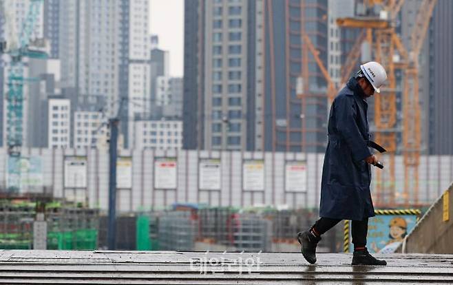 서울 시내 한 공사현장에서 근로자들이 이동하고 있다.ⓒ뉴시스