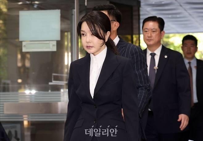 윤석열 전 대통령의 부인 김건희 여사가 12일 오전 서울 서초구 서울중앙지방법원에서 열린 구속 전 피의자심문(영장실질심사)에 출석하고 있다. ⓒ사진공동취재단
