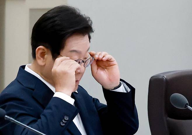 이재명 대통령이 11일 서울 용산 대통령실 청사에서 열린 임시 국무회의에서 안경을 바꿔 쓰고 있다. (대통령실통신사진기자단) 2025.08.11.