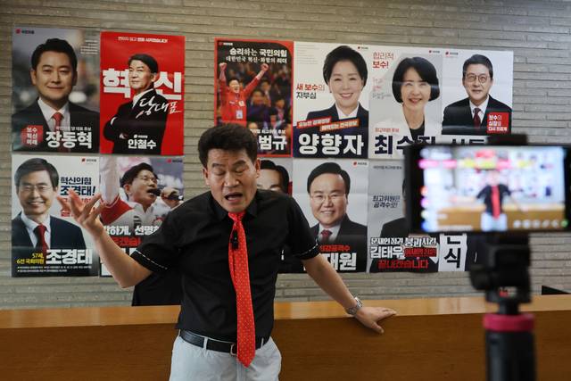 국민의힘 8·22 전당대회 대구경북 합동연설회 연설방해 논란 당사자인 전한길씨가 당 윤리위원회의 징계 절차가 시작된 8월11일 여의도 당사를 찾아 징계의 부당함을 알리는 개인 유튜브 방송을 하고 있다.<연합뉴스 사진>