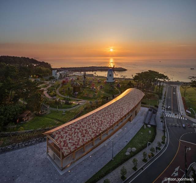 KG스틸이 12일 공개한 울산의 대표 해맞이 명소 ‘간절곶’ 내 문화휴식공간 ‘간절루’ 모습. KG스틸측 제공=윤준환.