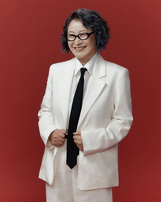 재킷과 팬츠는 모두 Cos. 셔츠는 Auralee. 타이와 아이웨어는 모두 스타일리스트 소장품.