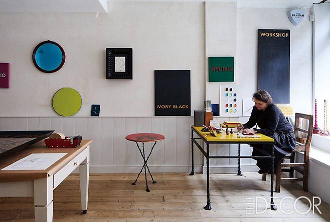 메리애나와 그녀의 작업실.