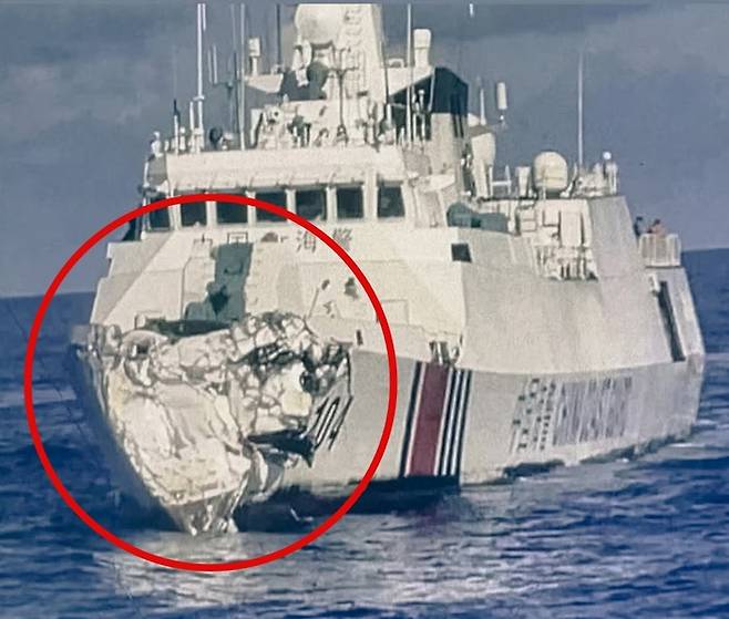 11일 남중국해에서 필리핀 해경선을 추격하던 중국 해경선이 자국 군함과 충돌해 선미가 심각하게 훼손된 모습. 사진=필리핀 해안경비대