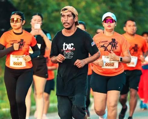 브라질에서 노숙자였던 이사크 피뉴가 복장도 갖추지 않은 채 마라톤 8km 코스를 완주해 화제가 됐다. 사진=인스타그램(isaquecorredorofc) 캡처