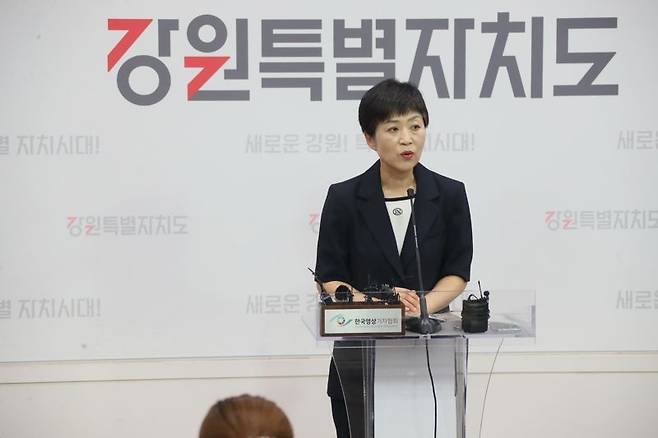 정영미 강원자치도 복지보건국장이 12일 도청 브리핑룸에서 강릉에서 발생한 집단 감염사례에 대해 설명하고 있다. 강원자치도 제공