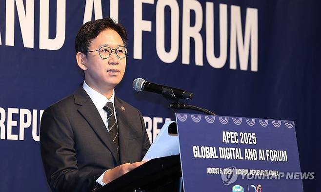 5일 인천 연수구 그랜드 쉐라톤 호텔에서 열린 아시아태평양협력체(APEC) 포럼에서 배경훈 과학기술정보통신부 장관이 개회사를 하는 모습. 연합뉴스