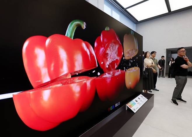 12일 서울 서초구 삼성 강남에서 열린 삼성전자 세계 최초 '마이크로 RGB TV' 출시 기념 미디어 브리핑에 '마이크로 RGB TV'가 전시돼 있다. 이 TV는 115형 대형 스크린에 마이크로 사이즈 RGB(빨강, 초록, 파랑) LED를 초미세 단위로 배열한 RGB 컬러 백라이트를 적용한 것이 특징이다. 뉴시스