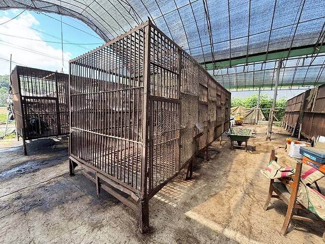 시민단체들과 사육곰 12마리에 대한 곰 구출을 약속한 경기도 연천의 사육곰 농가 모습. 동물자유연대 제공