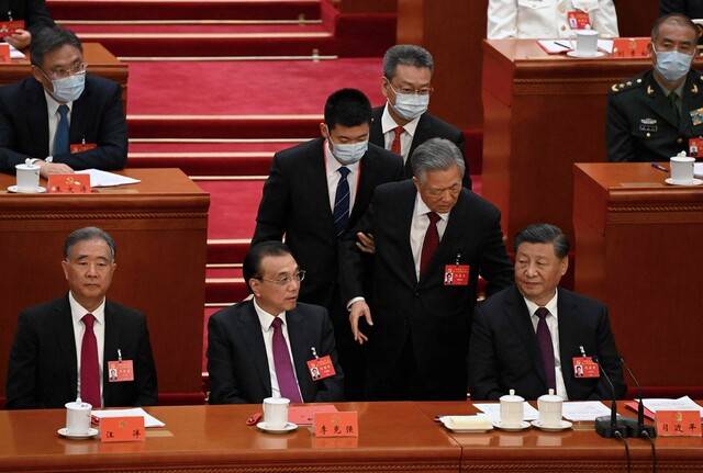 2022년 10월22일 중국공산당 20차 당대회 폐막식에서 후진타오 전 주석이 3연임을 확정한 시진핑 주석에게 무슨 말인가 하려다가 경호원들에게 끌려나가고 있다. 베이징/AFP 연합뉴스
