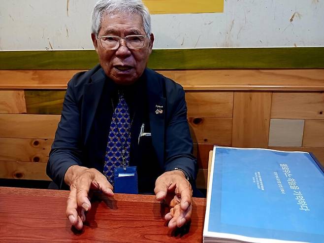 류기원 윌로우스항공기념재단 회장이 지난달 22일 서울시 강남구 한 식당에서 한겨레와 만나 윌로우스 비행학교 기념관 설립 필요성을 강조하고 있다. 이준희 기자