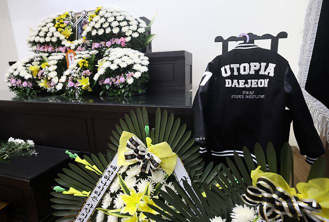 대전 서구의 한 초등학교에서 교사가 휘두른 흉기에 8살 여학생이 숨진 다음날인 지난 2월11일 오후 건양대병원에 빈소가 마련돼 영정 오른쪽에 아이가 한번도 입지 못한 가족 단체 점퍼가 걸려 있다. 김영원 기자 forever@hani.co.kr