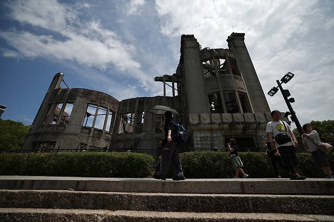 히로시마 평화기념공원을 찾은 시민들이 원자폭탄 돔을 둘러보고 있다. 히로시마/이종근 선임기자 root2@hani.co.kr
