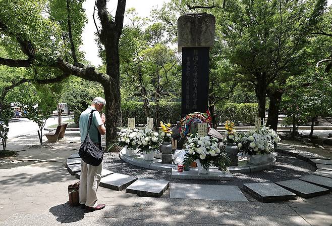 “1945년 8월 6일 원자폭탄 투하로 인해 2만여 명의 한국인 군인, 군속, 징용공, 동원학도, 일반 시민이 소중한 목숨을 잃었다.” 고 히로시마 평화기념공원 안에 있는 ‘한국인원폭희생자위령비’에 새겨져 있다. 이 위령비는 1970년 4월10일에 건립되었으며, 높이 5m, 무게 10t의 석주는 거북 모양 받침대 위에 세워졌고, 그 위에는 쌍용이 새겨진 석관이 얹혀 있다. 모든 부재는 한국에서 제작되어 히로시마로 운반되었다. 매년 8월5일, 이곳에서 위령제가 열린다. 히로시마/이종근 선임기자 root2@hani.co.kr