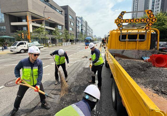 서울시 남부도로사업소 직원들이 지난달 31일 서울 서초구에서 폭염으로 약해진 도로에 무거운 하중이 가해져 융기한 부분을 수리하고 있다. 허유정 기자
