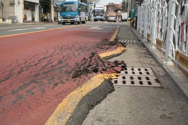 지난달 4일 울산 북구 농소초등학교 앞 도로가 폭염으로 인해 마치 녹은 아이스크림처럼 밀려나 있다. 뉴스1