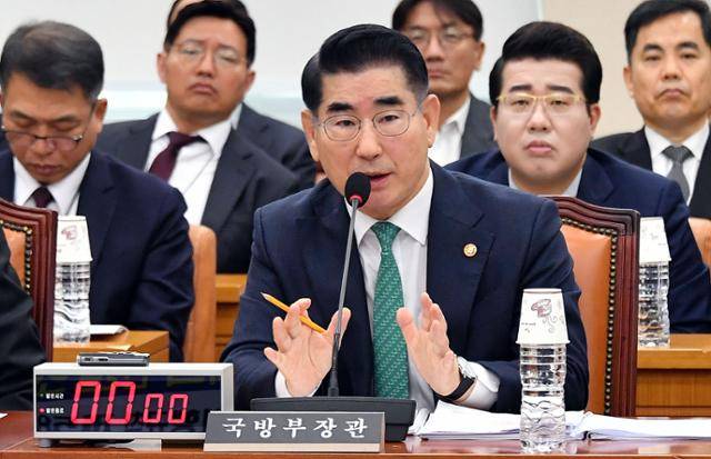 김용현 전 국방부 장관이 지난해 11월 국회에서 열린 국방위원회 전체회의에 출석해 의원 질의에 답하고 있다. 고영권 기자