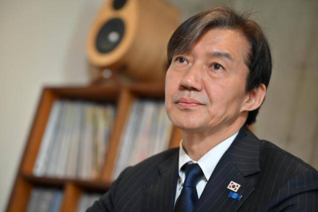 조국 조국혁신당 대표가 지난해 3월 25일 서울 종로구의 한 카페에서 본보와 인터뷰 하고 있다. 정다빈 기자