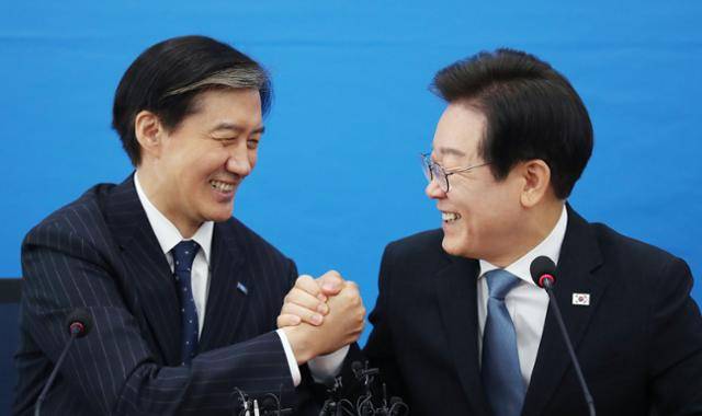 이재명(오른쪽) 당시 더불어민주당 대표가 지난해 8월 21일 국회에서 조국 조국혁신당 대표와 만나 손을 맞잡고 있다. 고영권 기자
