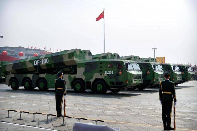 2019년 중국 건국 70주년 열병식 때 공개됐던 둥펑-100 장착 차량. 홍콩 사우스차이나모닝포스트 캡처