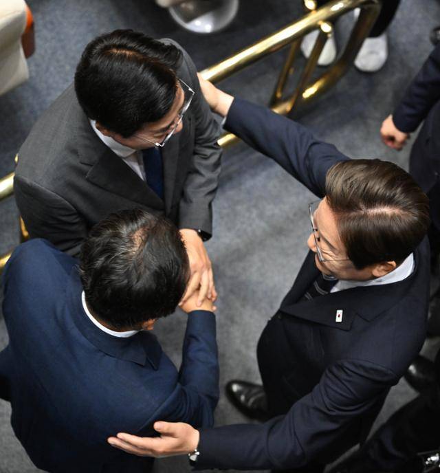 이재명 대통령이 6월 26일 서울 여의도 국회 본회의장에서 정부의 2차 추가경정예산안 제출과 관련해 첫 시정연설을 마치고 더불어민주당 정청래(왼쪽), 박찬대(위) 의원과 대화하고 있다. 국회사진기자단