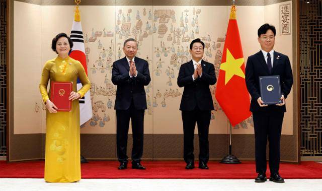 김영훈(왼쪽 네 번째) 고용노동부 장관과 팜 티 타잉 짜(맨 왼쪽) 베트남 내무부 장관이 11일 서울 용산 대통령실 청사에서 이재명(왼쪽 세 번째) 대통령과 또 럼 베트남 서기장이 임석한 가운데 열린 양해각서(MOU) 서명식에서 인력 송출 및 도입에 관한 MOU에 서명 뒤 기념촬영을 하고 있다. 왕태석 선임기자