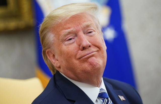 도널드 트럼프 미국 대통령이 28일 백악관에서 론 디샌티드 플로리다주지사와 만나 대화를 나누던 도중에 미소를 짓고 있다. 워싱턴=AFP 연합뉴스