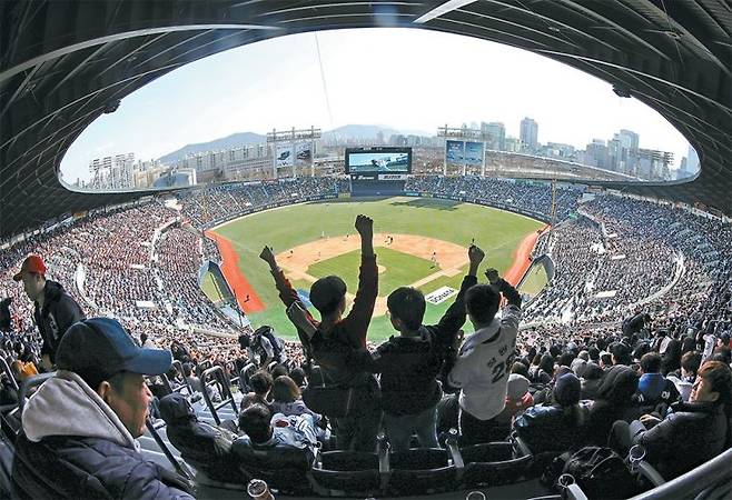 프로야구의 빡빡한 순위 경쟁에 감독들은 피가 마른다. 결단의 고독은 누구도 대신할 수 없다. 그러나 결정은 편향과 오류에 취약하다. 조급함은 오판을 부르고 더욱 외롭게 만든다. 사진은 만원 관중의 잠실 야구장. 사진=연합뉴스