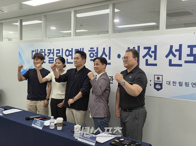 한상호 대한컬링연맹 회장(왼쪽 두 번째)이 12일 올림픽회관에서 열린 대한컬링연맹 혁신 비전 선포식에서 기념 촬영을 하고 있다. 올림픽회관=김우중 기자