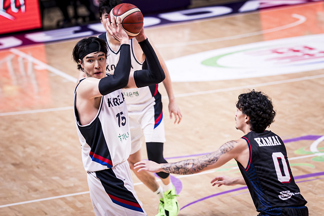 대표팀 김종규가 12일 킹 압둘라 스포츠시티에서 열린 2025 FIBA 아시아컵 8강 결정전 괌과의 경기에서 공격을 시도하고 있다. 사진=FIBA