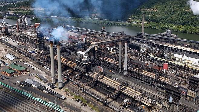 폭발 사고가 발생한 미 펜실베이니아주 US스틸 코크스 공장 [연합뉴스/로이터 제공]