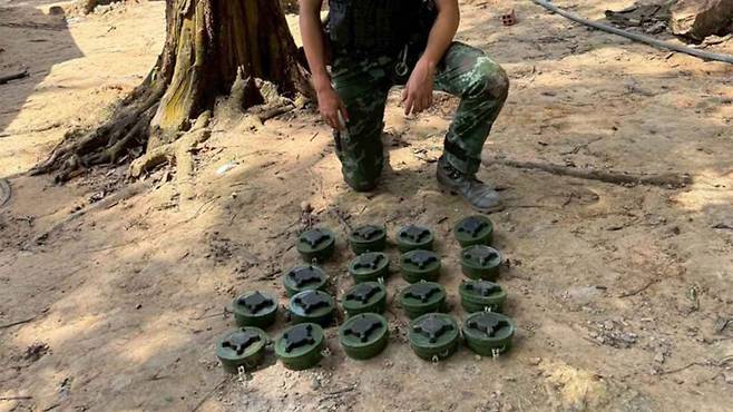 태국군이 캄보디아 국경지대에서 찾아낸 지뢰 [연합뉴스/방콕포스트 홈페이지 캡처]
