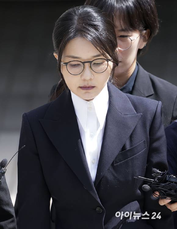 윤석열 전 대통령 부인 김건희 씨가 12일 오후 서울 서초구 서울중앙지방법원에서 열린 구속 전 피의자 심문(영장실질심사)을 마치고 법원을 나서고 있다. [사진=사진공동취재단]