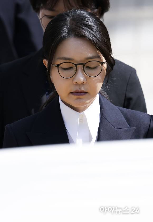 윤석열 전 대통령 부인 김건희 씨가 12일 오후 서울 서초구 서울중앙지방법원에서 열린 구속 전 피의자 심문(영장실질심사)을 마치고 법원을 나서고 있다. [사진=사진공동취재단]