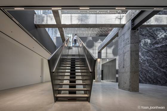 기존 건물의 지하를 재활용해 행사장으로 쓸 수 있게 만들었다. 사진 윤준환 작가