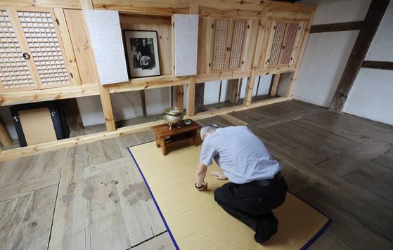 독립운동가 석주 이상룡 선생의 종손 이창수(60)씨가 9일 오후 경북 안동시 임청각 내 사당에서 석주 이상룡 선생 영정에 절을 올리고 있다. 송봉근 기자