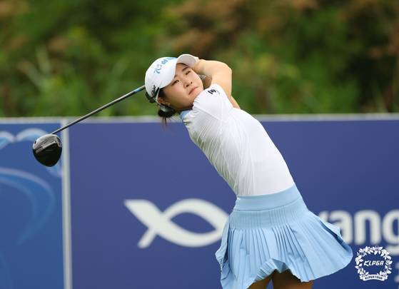 제주삼다수 마스터스 정상에 오르며 KLPGA 통산 첫 승을 달성한 고지원의 10일 최종라운드 티샷 장면. [사진 KLPGA]